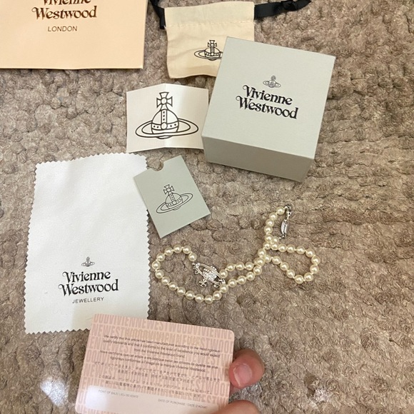 NIB Vivienne Westwood Pearl Necklace with Silver Orb - Picture 5 of 5